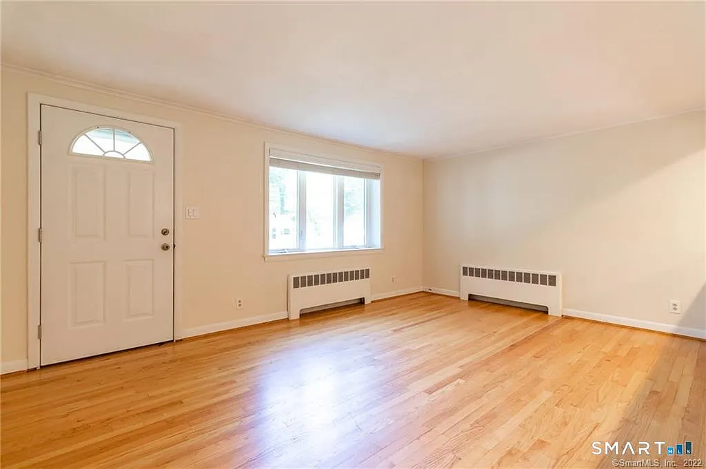 3 bed, 2.0 bath, 1372 sqft, $3,200 — Photo 4
