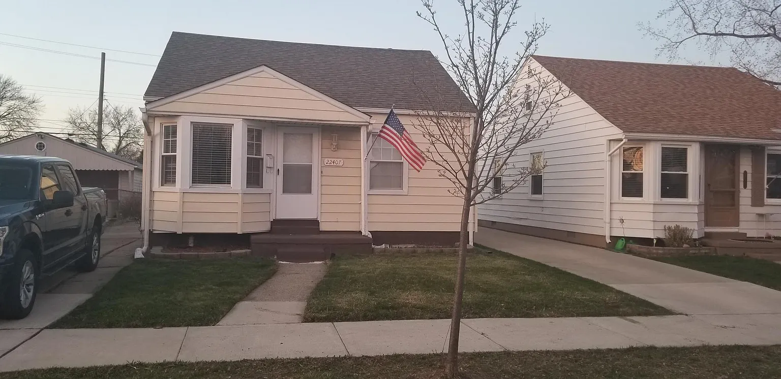 22407 Maxine St photo 1