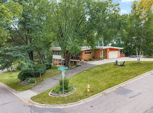 2212 Mary Hills Dr, Golden Valley, MN 55422