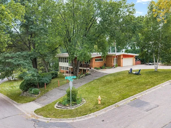 2212 Mary Hills Dr, Golden Valley, MN 55422