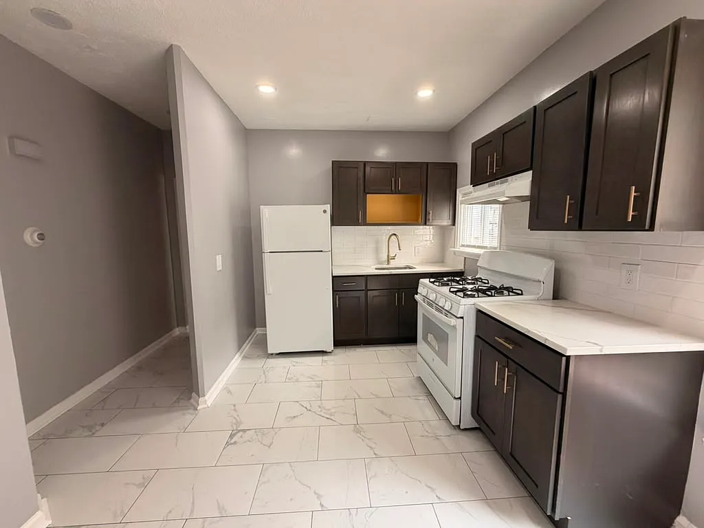 3 bed, $1,900 — Photo 1