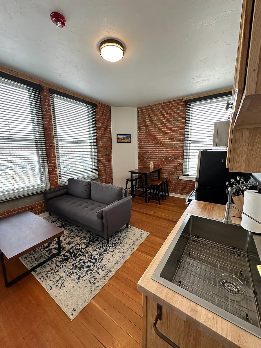 Building Photo - 108 E Lewis St #14