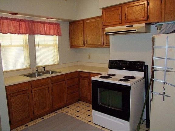 4th image of 704 E 1st St