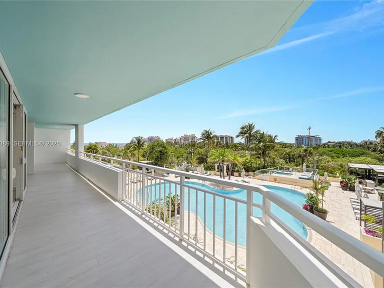 400 S Pointe Dr #409 — Photo 11
