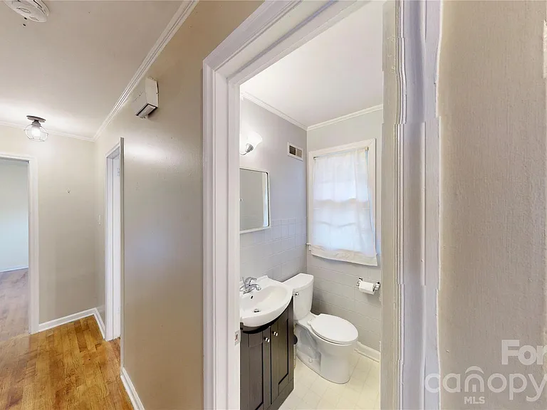 1136 E Woodlawn Rd — Photo 22