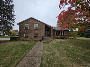 607 Greenridge Dr, Sterling, IL 61081