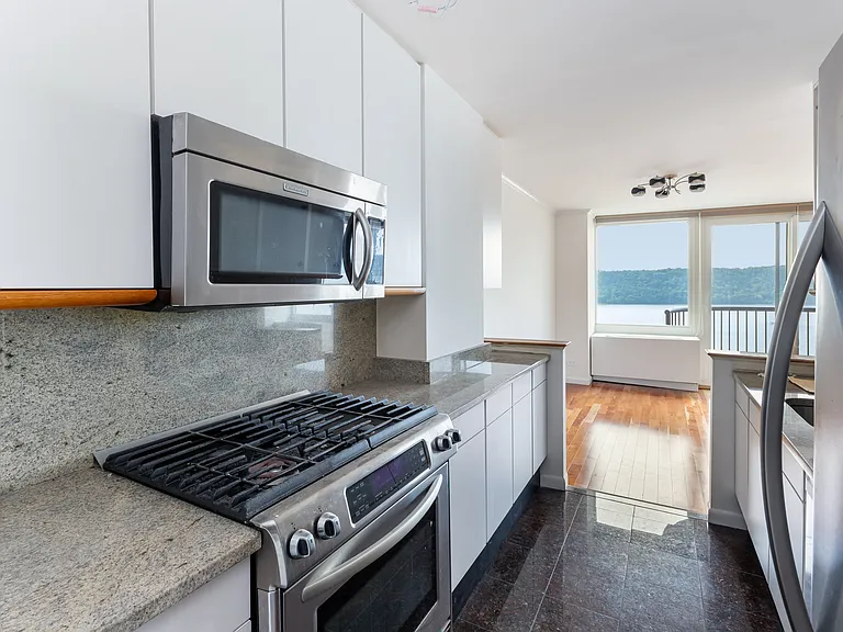 2521 Palisade Ave #11B — Photo 10