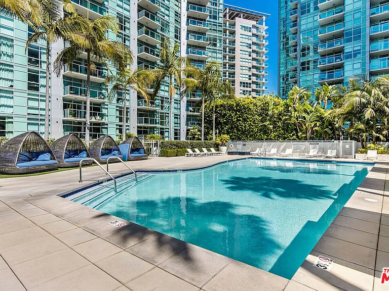 13700 Marina Pointe Dr #1626 — Photo 25