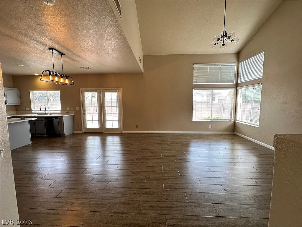 3 bed, 2.5 bath, 1588 sqft, $2,299 — Photo 4