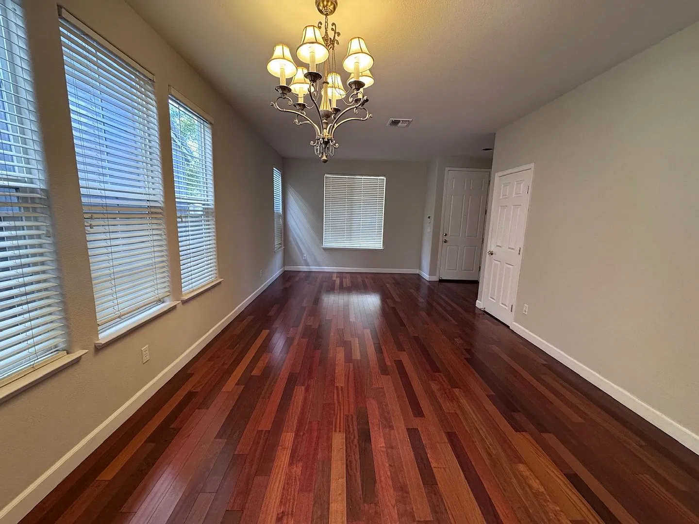 Evergreen home with hardwood floors, generous size, gardener included — Photo 3