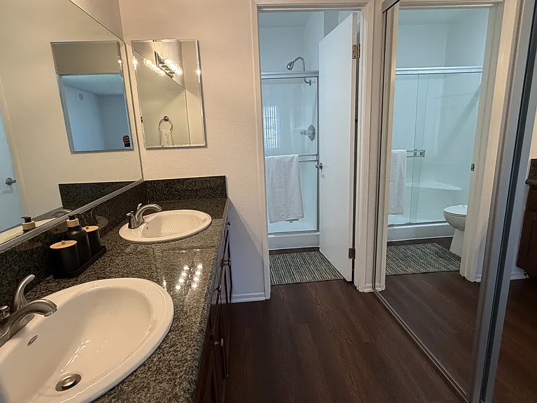 Versailles on the Lake Apartments — Photo 125