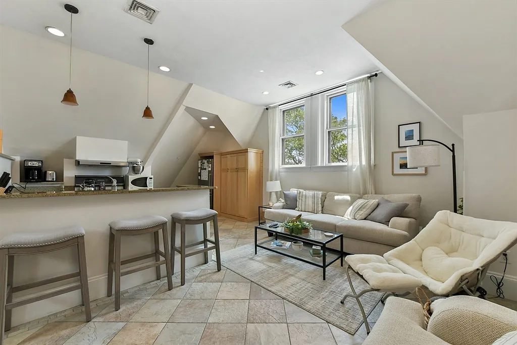 2 bed, 1.0 bath, 1036 sqft, $2,700 — Photo 1