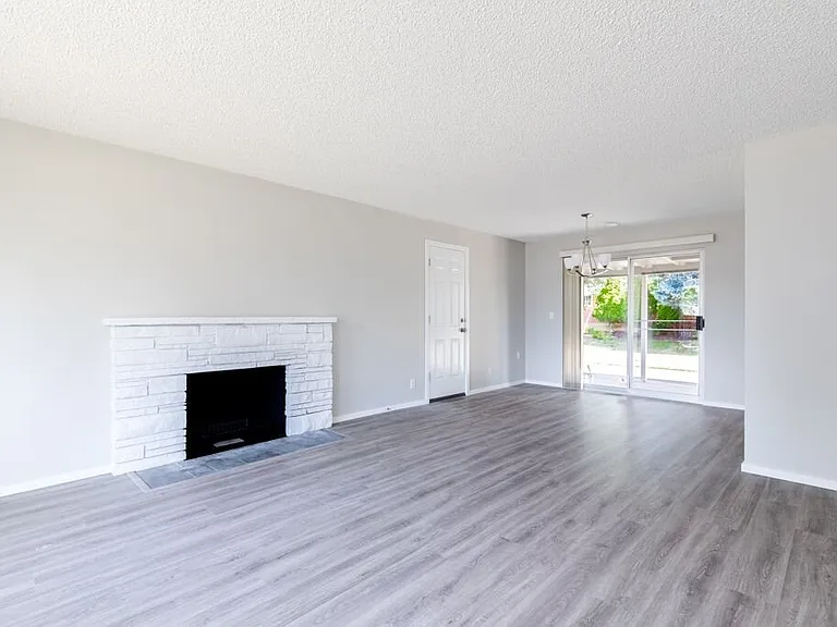 654 Jefferson Ave NE — Photo 2