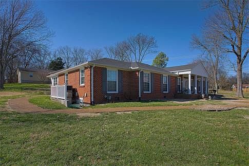 Beautiful private setting close to city conveniences