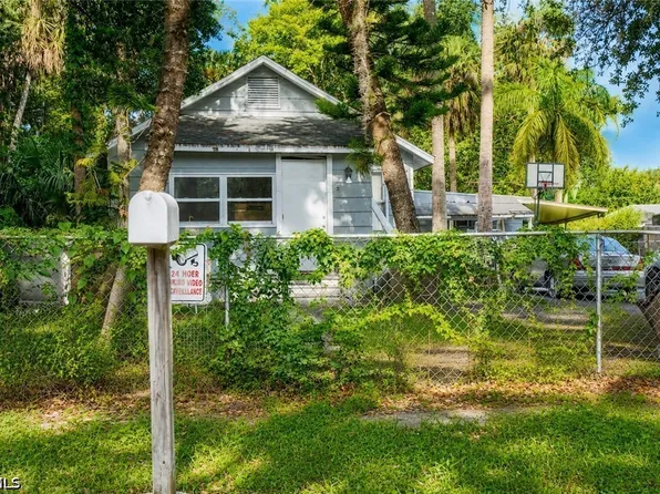 221 Avacado Ct, Fort Myers, FL 33905