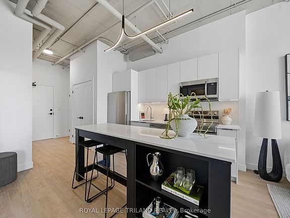 4th image of 685 Richmond St #209