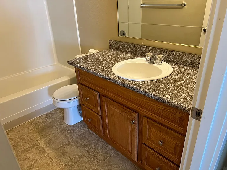 410 SW Fall St — Photo 28