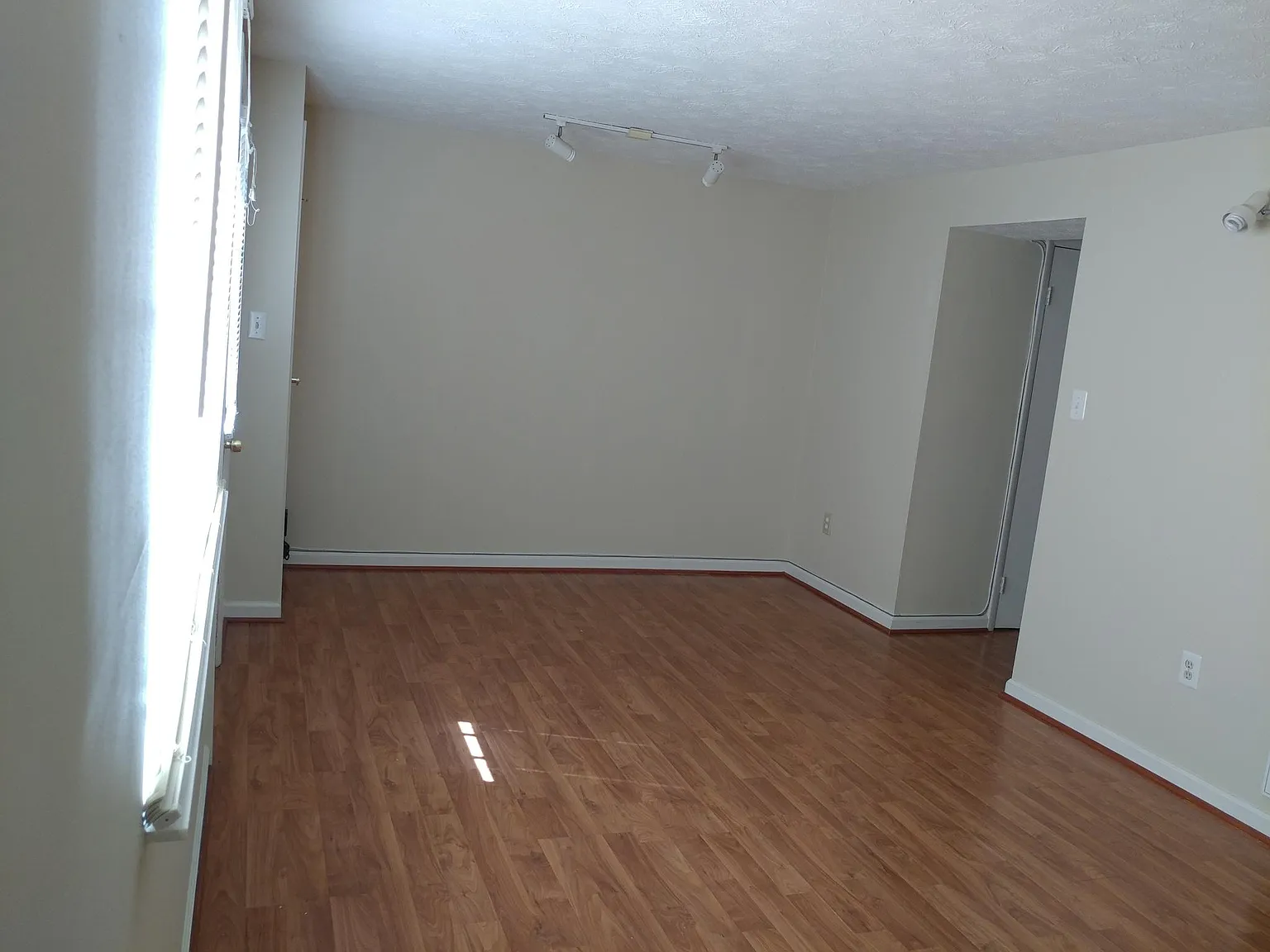 3 bed, 2.5 bath, 1280 sqft, $2,300 — Photo 4