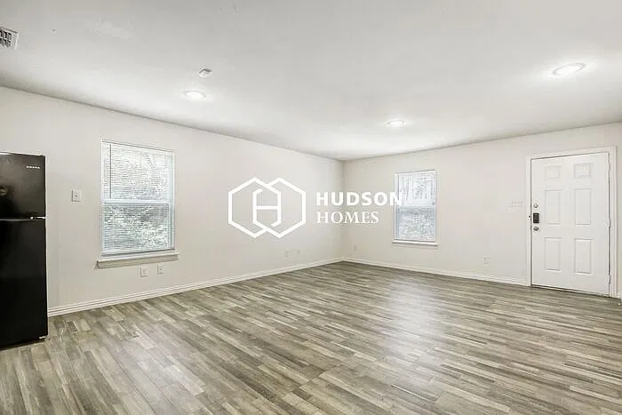 3 bed, 2.0 bath, 1090 sqft, $1,349 — Photo 3