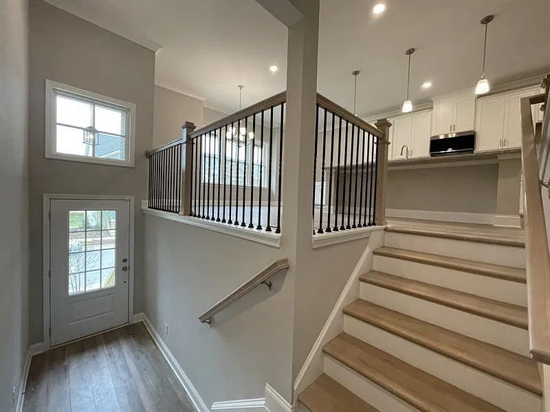 3 bed, 3.5 bath, 2750 sqft, $3,200 — Photo 4