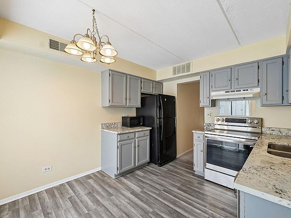 4th image of 5401 Chateau Dr #4