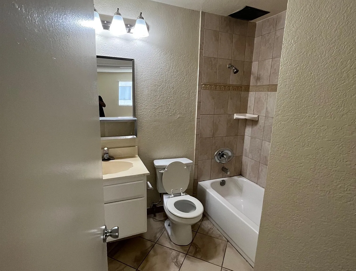 6914 Hazeltine Ave — Photo 2