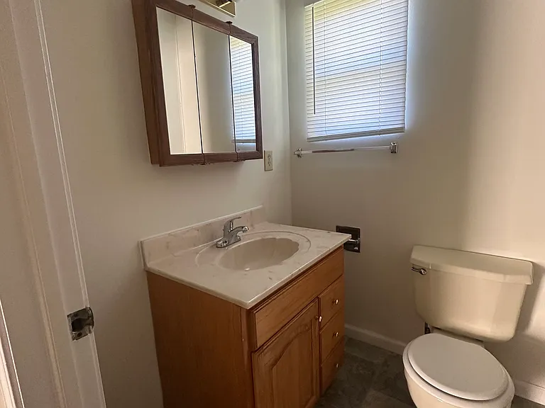 1118 S Woodlawn Ave — Photo 11