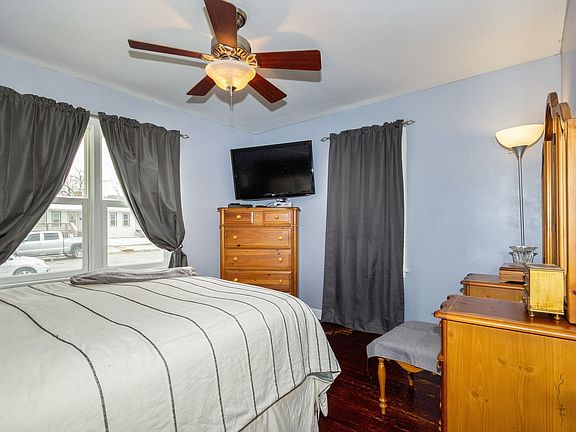 5th image of 348 S Grand Ave