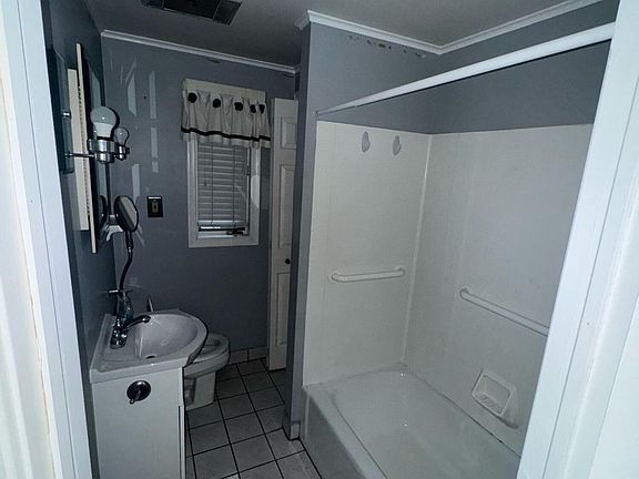 3rd image of 908 Richmont St #1