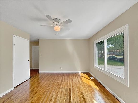 3rd image of 1300 N Vista Dr