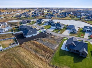 1042 Hickory Ln, West Fargo, ND 58078