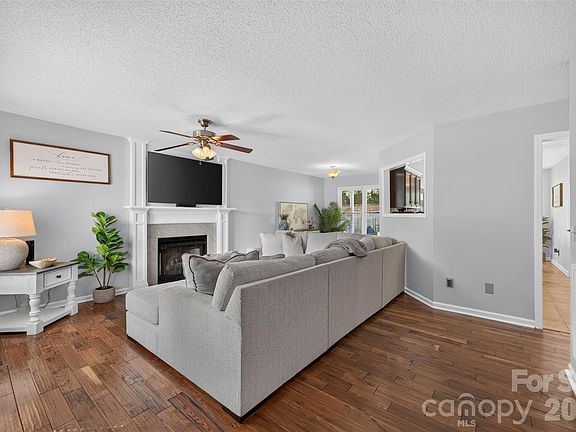 5th image of 2 Hunters Creek Ln
