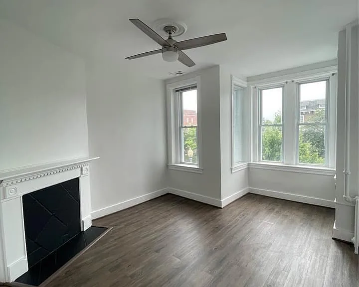 1332 E St NE — Photo 3