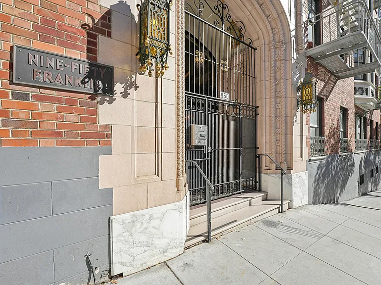 950 Franklin Street — Photo 14
