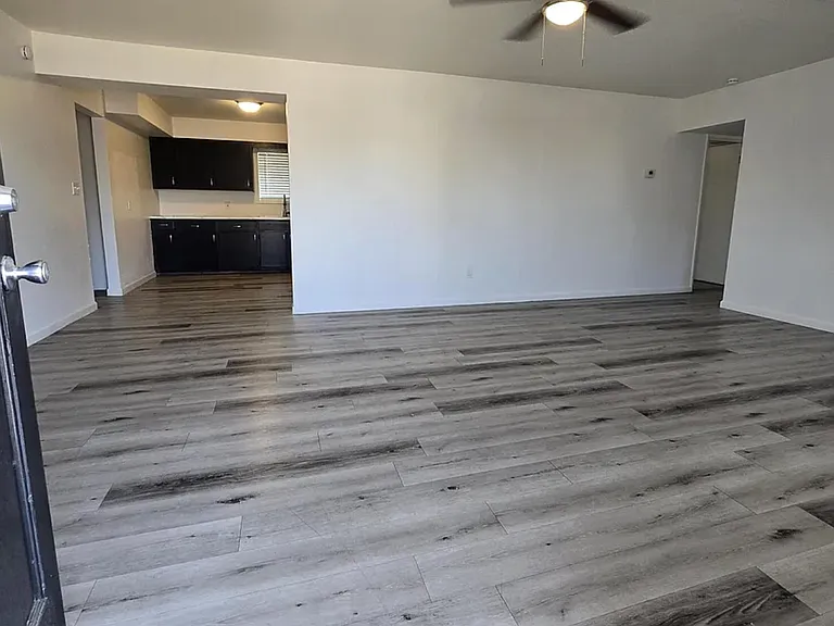 2230 E Beverly Ln — Photo 2