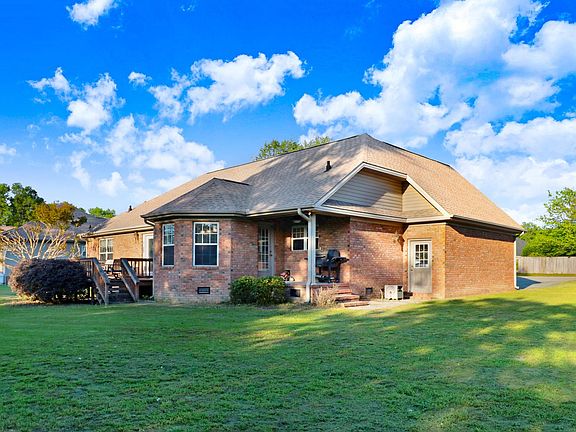 5th image of 212 Carlyle Cir