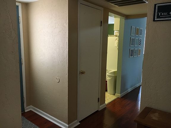 Hallway facing Entry 
