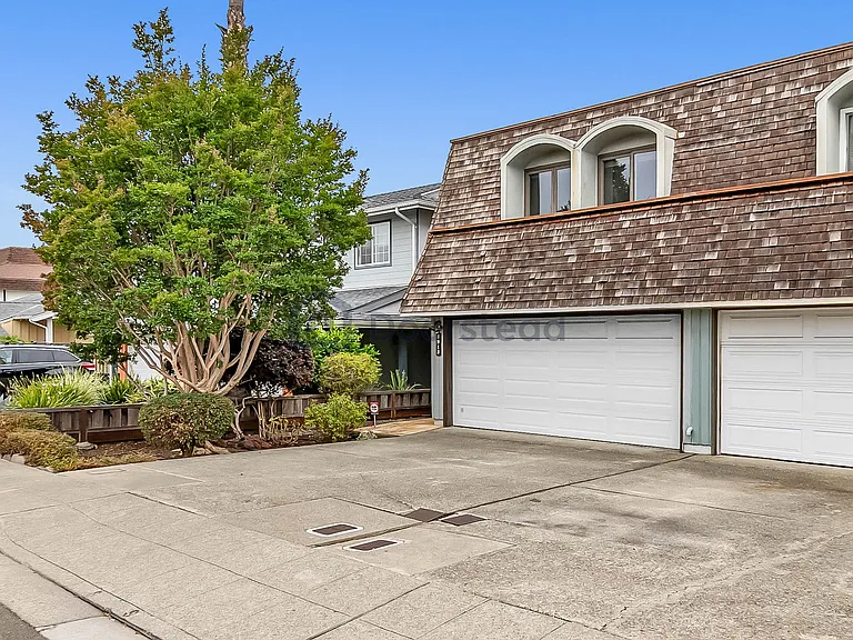2913 Bayview Dr — Photo 2