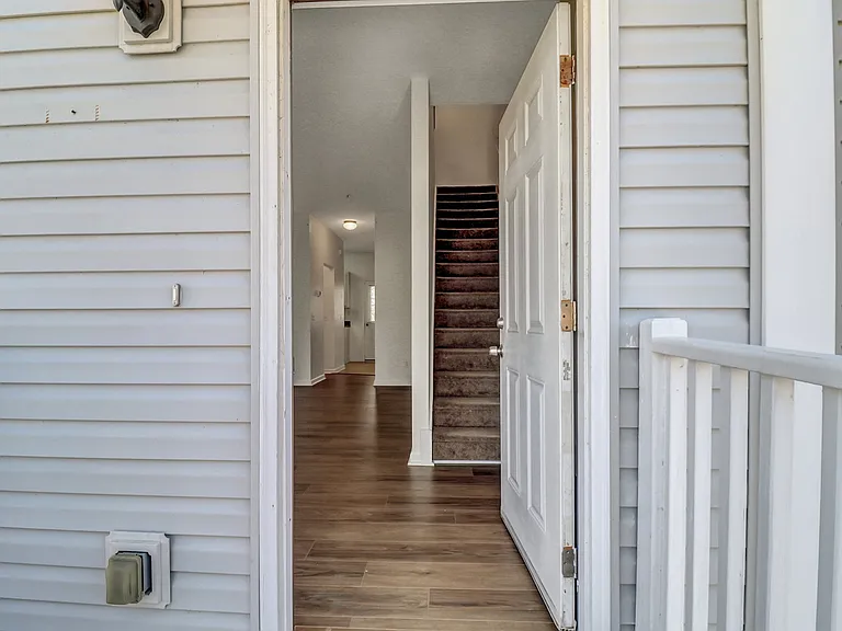 324 Laurel Oak Ln — Photo 3