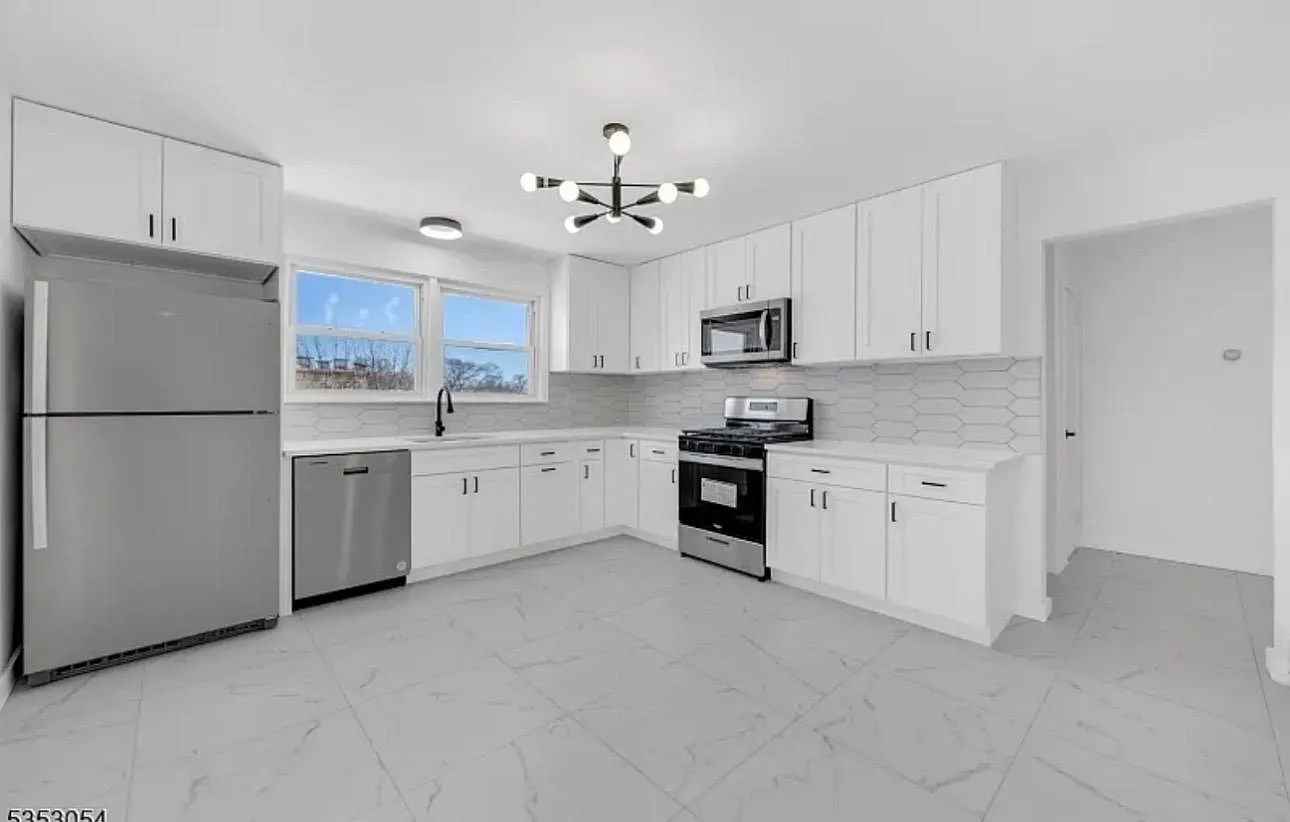 1 bed, $2,100 — Photo 3