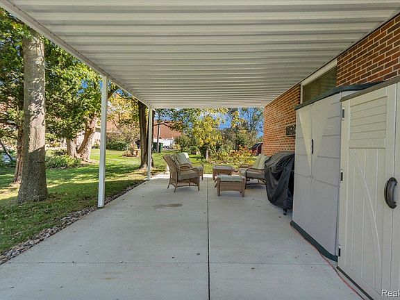 4th image of 26215 Allen Rd