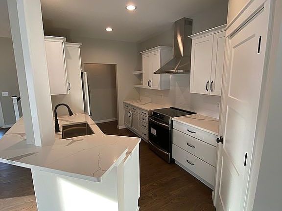 5th image of 108 E Henry St #801