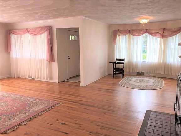 2nd image of 609 Nevada Dr