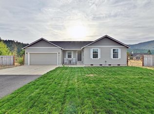 585 E Forks Cir, Cave Junction, OR 97523