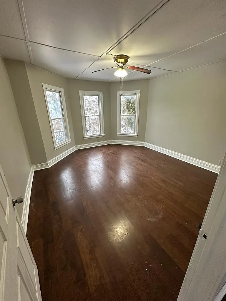4 bed, 1050 sqft, $1,350 — Photo 1