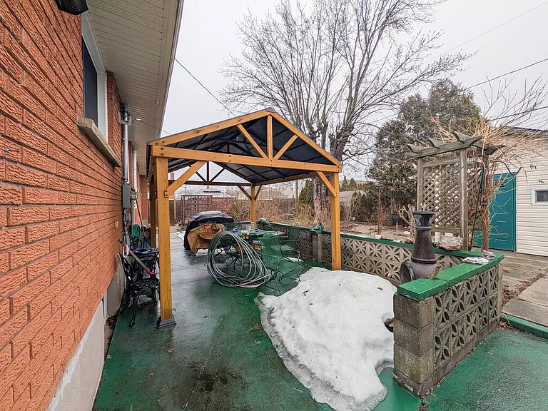 127 Westwood Cres #2 — Photo 18