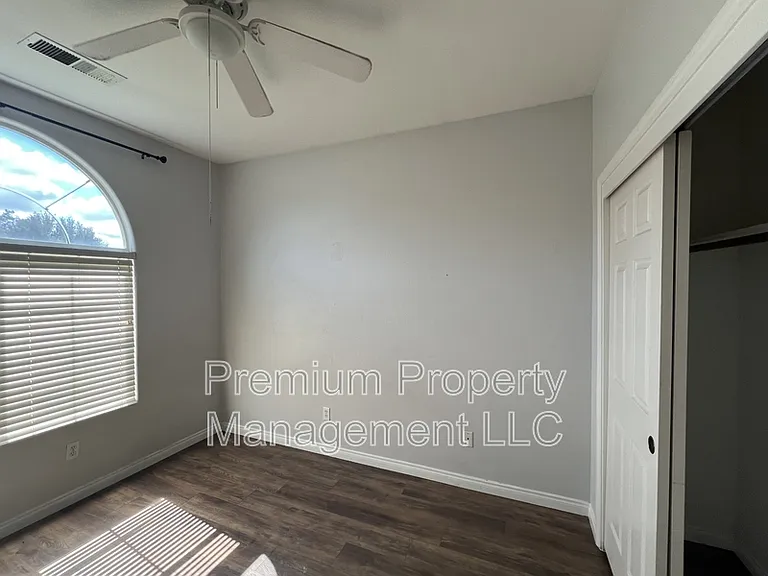 1003 Duxbury Ct — Photo 2