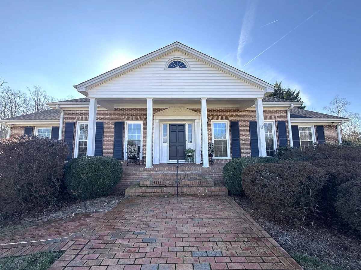 Building Photo - 218 Fairway Dr