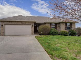 911 Strawberry Ct, Nixa, MO 65714