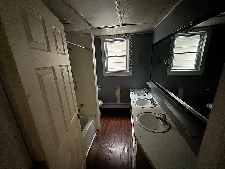 115 E 4th St #1 — Photo 8